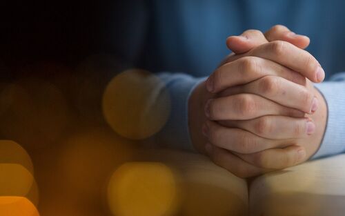 Nahaufnahme zum Gebet gefalteter Hände