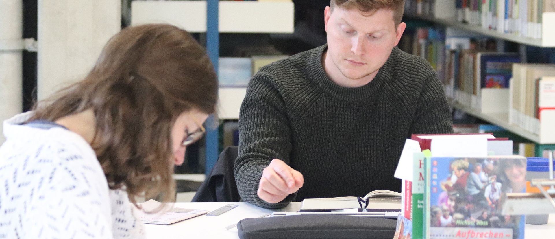 Studierende der Theologischen Hochschule in der Bibliothek