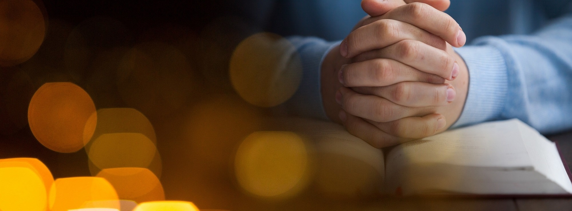 Gefaltete Hände - das ist das Bildmotiv für den Studiengang Christliche Spiritualität.