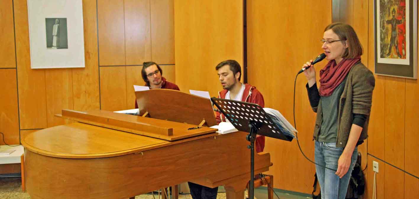 Beim Mittwochsgottesdienst sitzt die Hochschulgemeinschaft im Kreis in der Aula.